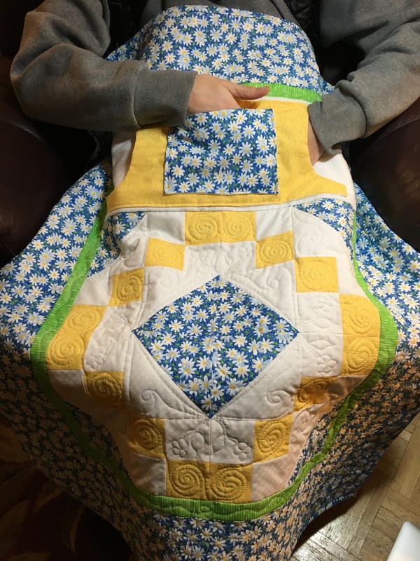 Daisy Lovie Lap Quilt with Pockets from http://www.homesewnbycarolyn.com  Makes a great gift for Mom or Grandma!
